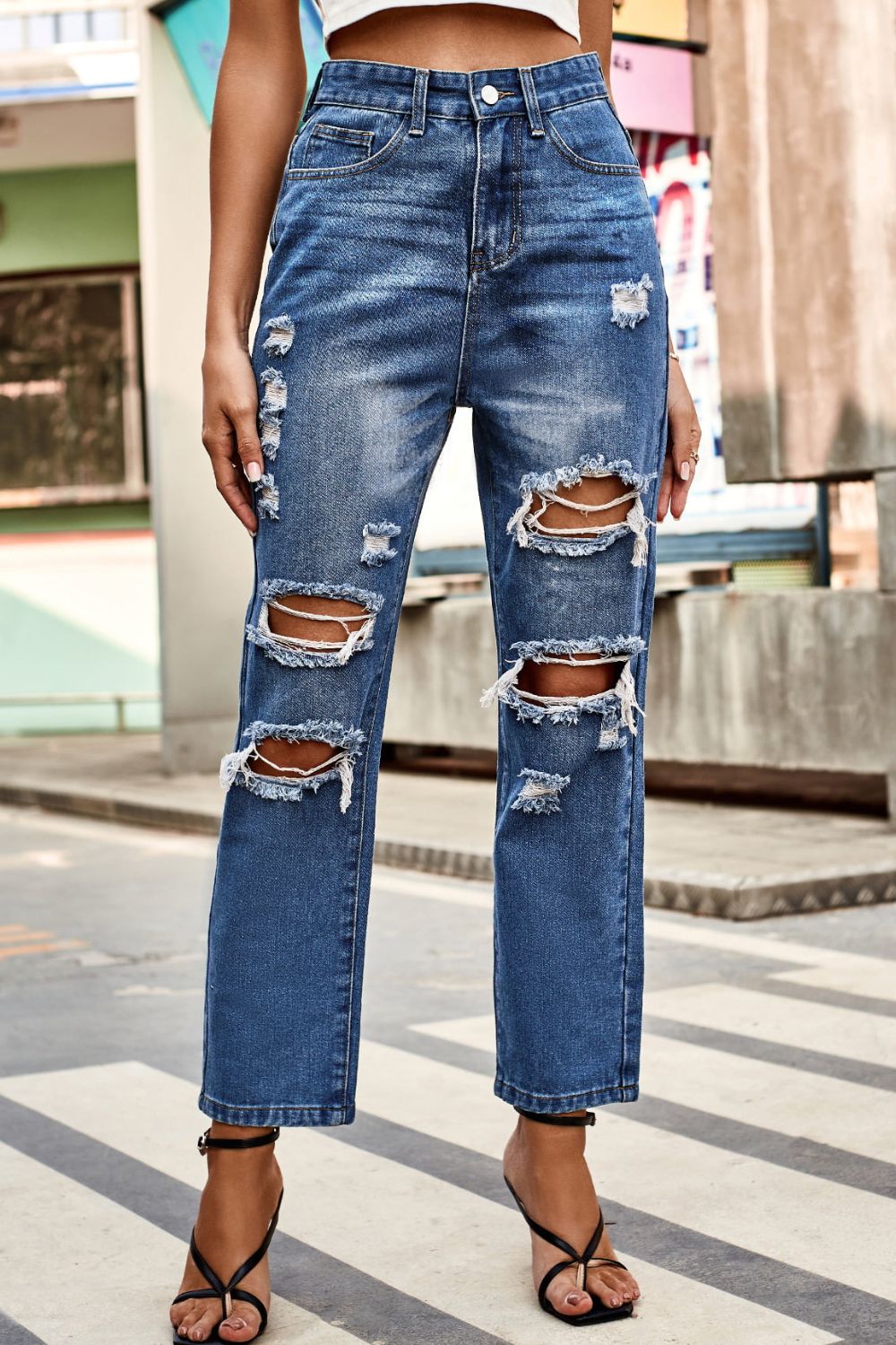 Women’s Distressed Buttoned Jeans with Pockets