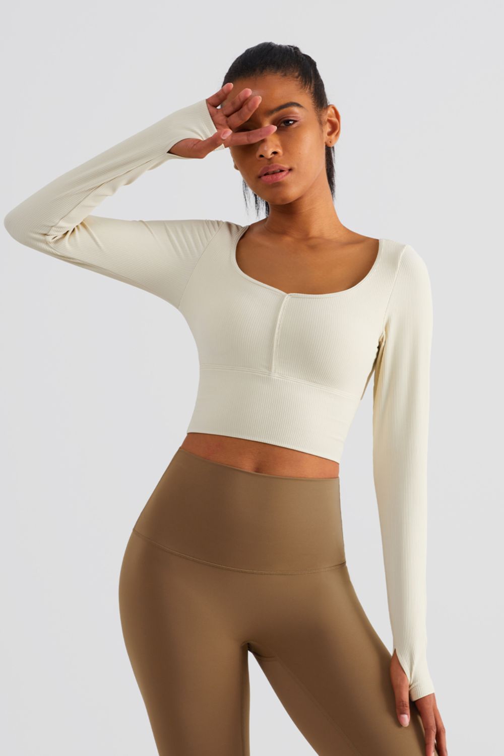 Women’s Scoop Neck Thumbhole Sleeve Cropped Sports Top