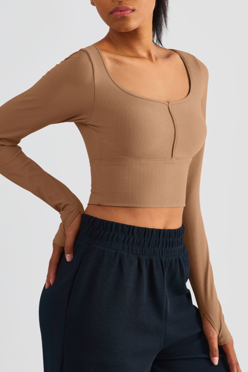 Women’s Scoop Neck Thumbhole Sleeve Cropped Sports Top