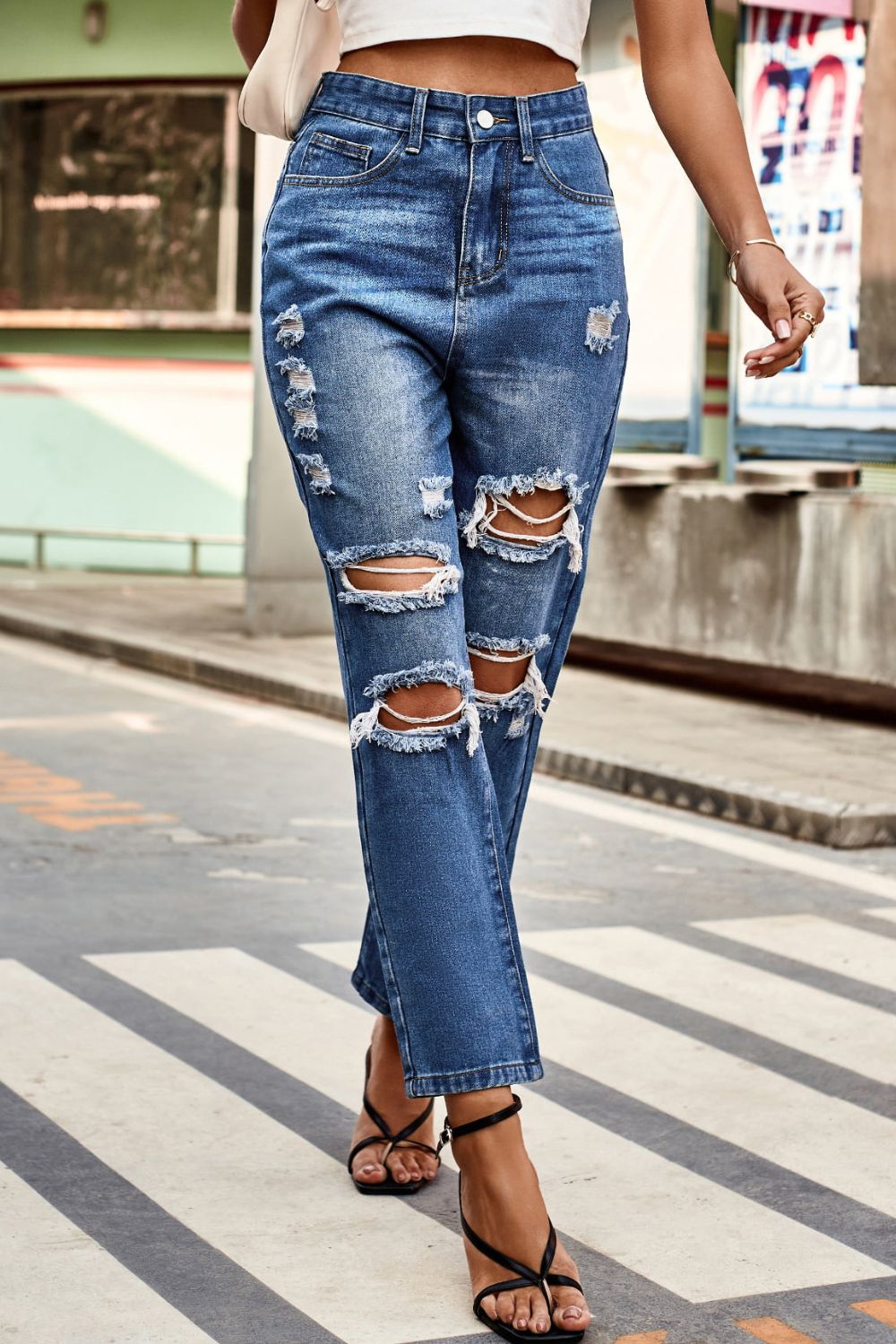 Women’s Distressed Buttoned Jeans with Pockets